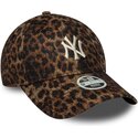 gorra-curva-leopardo-ajustable-para-mujer-9forty-leopard-cosy-de-new-york-yankees-mlb-de-new-era