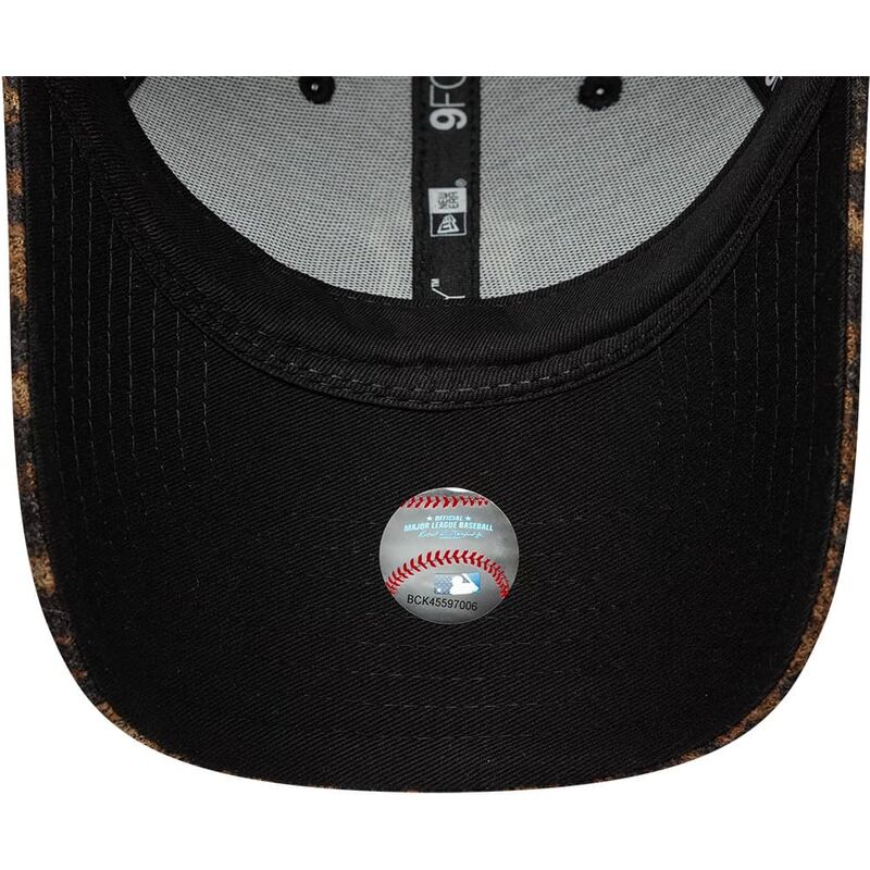 gorra-curva-leopardo-ajustable-para-mujer-9forty-leopard-cosy-de-new-york-yankees-mlb-de-new-era