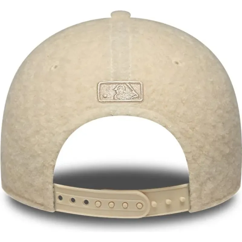 gorra-curva-beige-snapback-para-mujer-con-logo-beige-9forty-m-crown-winter-borg-de-los-angeles-dodgers-mlb-de-new-era