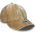 gorra-curva-beige-ajustable-para-mujer-con-logo-beige-9twenty-velour-de-new-york-yankees-mlb-de-new-era