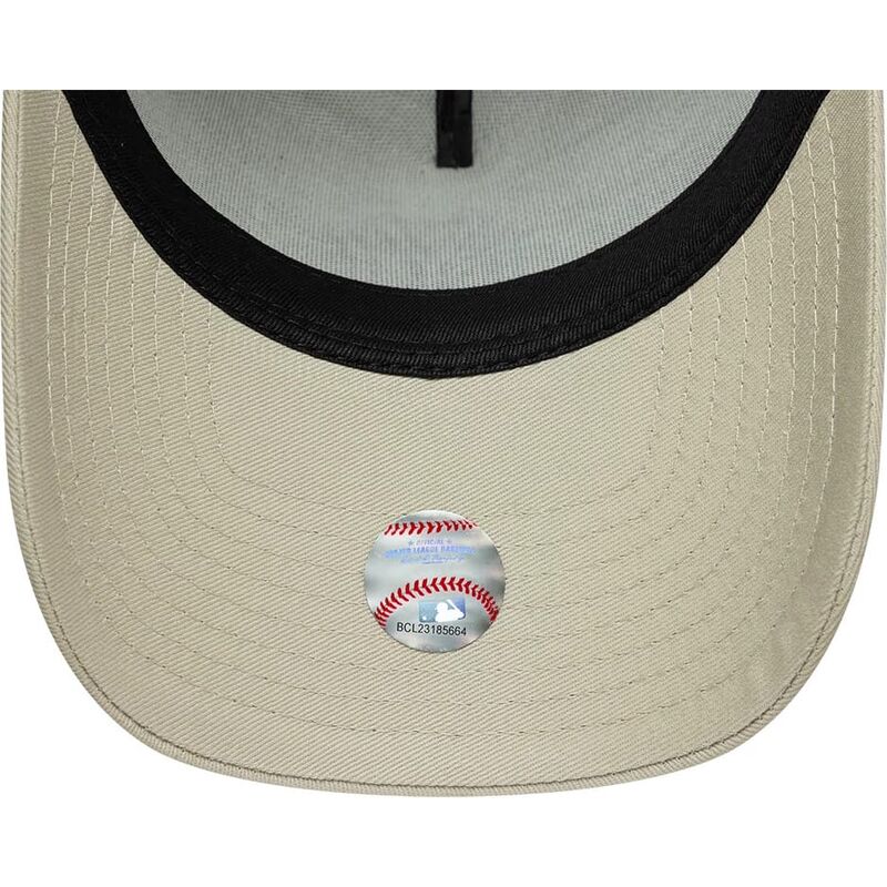 gorra-curva-beige-snapback-con-logo-marron-e-frame-league-essential-de-new-york-yankees-mlb-de-new-era