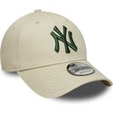 gorra-curva-beige-ajustable-con-logo-verde-oscuro-9forty-league-essential-de-new-york-yankees-mlb-de-new-era