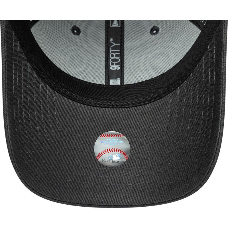 gorra-curva-gris-ajustable-9forty-metallic-outline-de-new-york-yankees-mlb-de-new-era