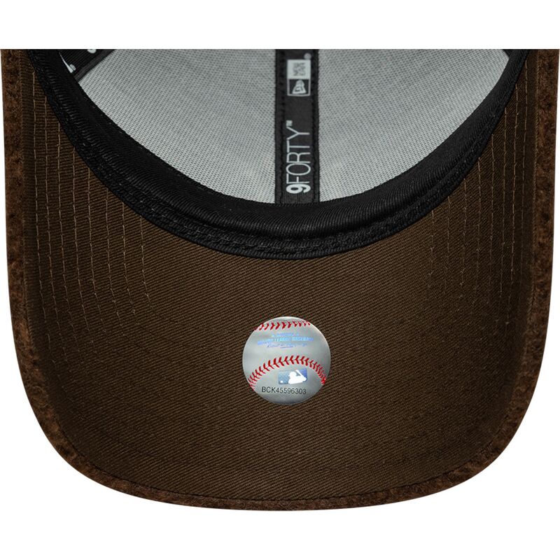 gorra-curva-marron-snapback-9forty-winter-borg-de-new-york-yankees-mlb-de-new-era