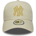 new-era-curved-brim-golden-logo-e-frame-metallic-outline-new-york-yankees-mlb-beige-snapback-cap