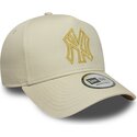 gorra-curva-beige-snapback-con-logo-dorado-e-frame-metallic-outline-de-new-york-yankees-mlb-de-new-era