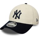 gorra-curva-beige-y-azul-marino-ajustable-con-logo-azul-marino-9forty-m-crown-cord-de-new-york-yankees-mlb-de-new-era