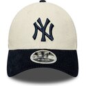 gorra-curva-beige-y-azul-marino-ajustable-con-logo-azul-marino-9forty-m-crown-cord-de-new-york-yankees-mlb-de-new-era