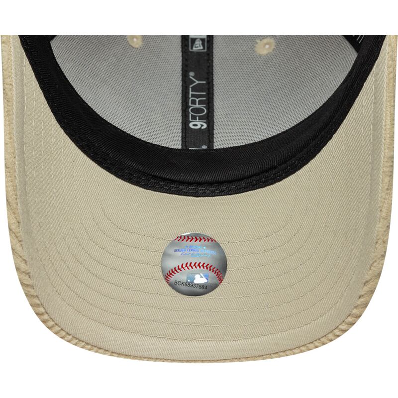 gorra-curva-beige-ajustable-con-logo-beige-9forty-m-crown-cord-de-new-york-yankees-mlb-de-new-era