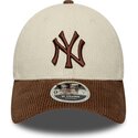 gorra-curva-marron-y-beige-ajustable-con-logo-marron-9forty-m-crown-cord-de-new-york-yankees-mlb-de-new-era
