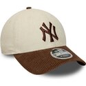 gorra-curva-marron-y-beige-ajustable-con-logo-marron-9forty-m-crown-cord-de-new-york-yankees-mlb-de-new-era