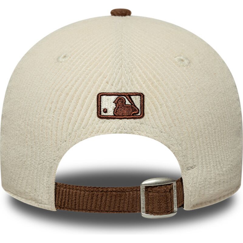 gorra-curva-marron-y-beige-ajustable-con-logo-marron-9forty-m-crown-cord-de-new-york-yankees-mlb-de-new-era