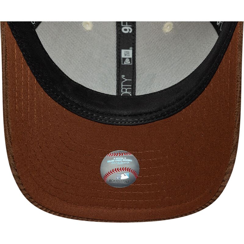 gorra-curva-marron-y-beige-ajustable-con-logo-marron-9forty-m-crown-cord-de-new-york-yankees-mlb-de-new-era