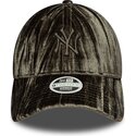 gorra-curva-verde-ajustable-para-mujer-con-logo-verde-9twenty-velour-de-new-york-yankees-mlb-de-new-era
