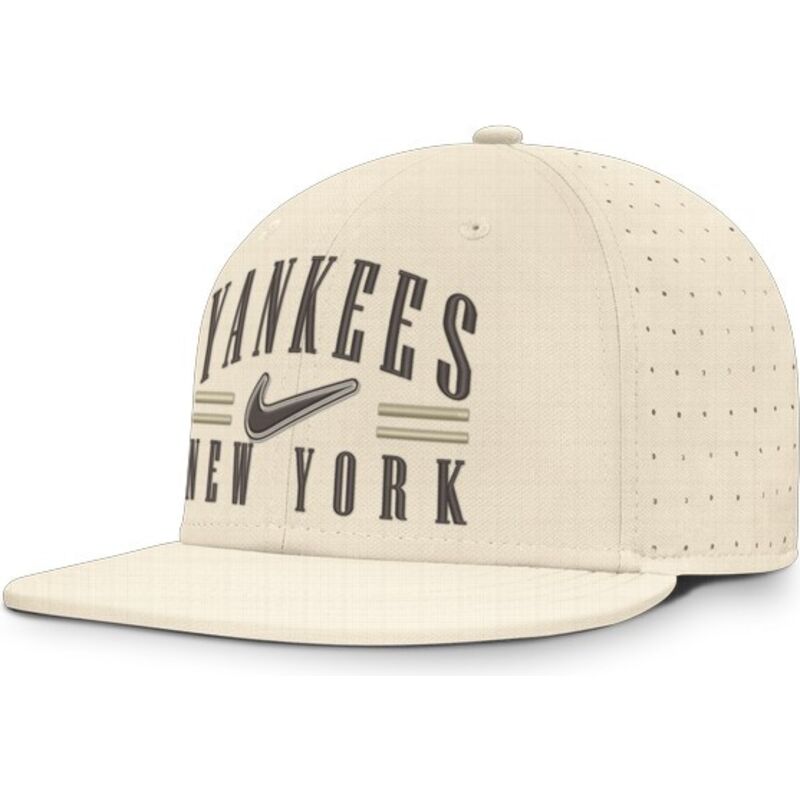 gorra-plana-beige-ajustada-dri-fit-true-structured-aero-bill-de-new-york-yankees-mlb-de-nike gorra-plana-beige-ajustada-dri-fit-true-structured-aero-bill-de-new-york-yankees-mlb-de-nike