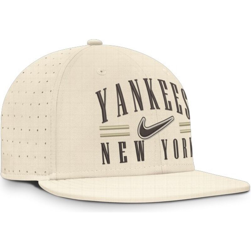 gorra-plana-beige-ajustada-dri-fit-true-structured-aero-bill-de-new-york-yankees-mlb-de-nike gorra-plana-beige-ajustada-dri-fit-true-structured-aero-bill-de-new-york-yankees-mlb-de-nike
