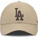 gorra-curva-beige-ajustable-con-logo-marron-club-structured-uv-poly-ripstop-de-los-angeles-dodgers-mlb-de-nike