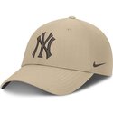 gorra-curva-beige-ajustable-con-logo-marron-club-structured-uv-poly-ripstop-de-new-york-yankees-mlb-de-nike