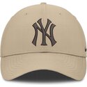 gorra-curva-beige-ajustable-con-logo-marron-club-structured-uv-poly-ripstop-de-new-york-yankees-mlb-de-nike