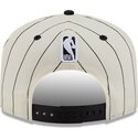 gorra-curva-beige-y-negra-snapback-19twenty-pinstripe-de-chicago-bulls-nba-de-new-era