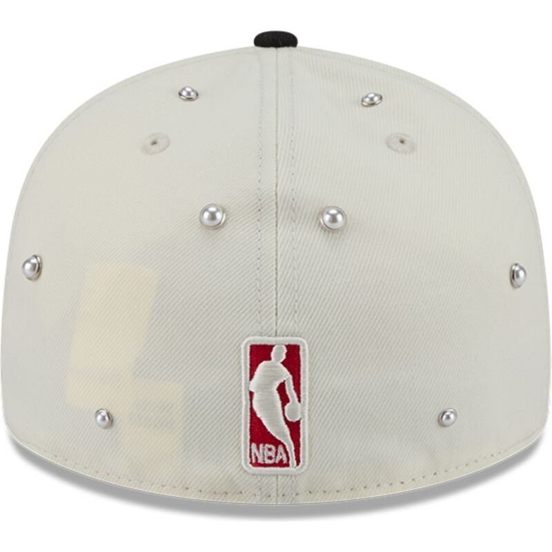 gorra-curva-beige-y-negra-ajustada-59fifty-beads-na-lifestyle-f1-de-chicago-bulls-nba-de-new-era gorra-curva-beige-y-negra-ajustada-59fifty-beads-na-lifestyle-f1-de-chicago-bulls-nba-de-new-era