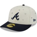 gorra-curva-beige-y-azul-marino-ajustada-59fifty-beads-na-lifestyle-f1-de-atlanta-braves-mlb-de-new-era