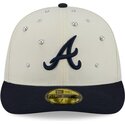 gorra-curva-beige-y-azul-marino-ajustada-59fifty-beads-na-lifestyle-f1-de-atlanta-braves-mlb-de-new-era