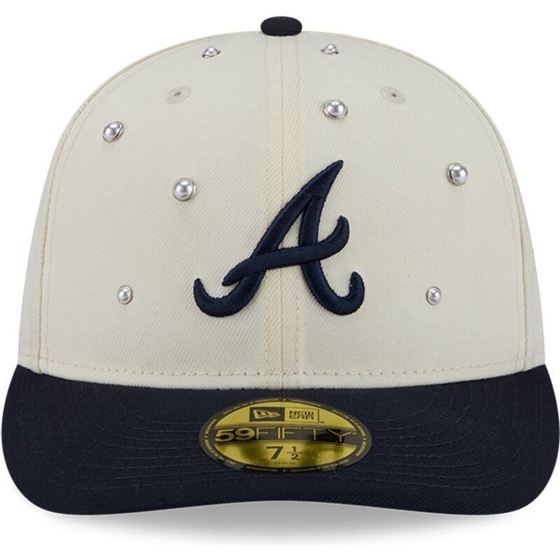 gorra-curva-beige-y-azul-marino-ajustada-59fifty-beads-na-lifestyle-f1-de-atlanta-braves-mlb-de-new-era gorra-curva-beige-y-azul-marino-ajustada-59fifty-beads-na-lifestyle-f1-de-atlanta-braves-mlb-de-new-era