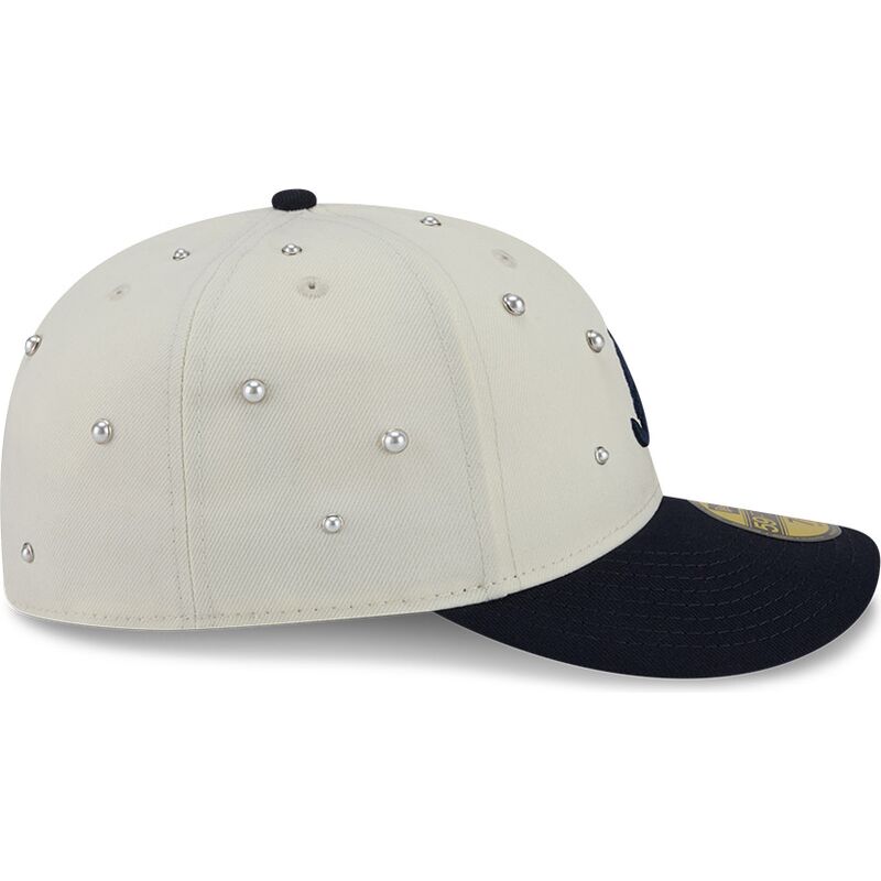 gorra-curva-beige-y-azul-marino-ajustada-59fifty-beads-na-lifestyle-f1-de-atlanta-braves-mlb-de-new-era gorra-curva-beige-y-azul-marino-ajustada-59fifty-beads-na-lifestyle-f1-de-atlanta-braves-mlb-de-new-era