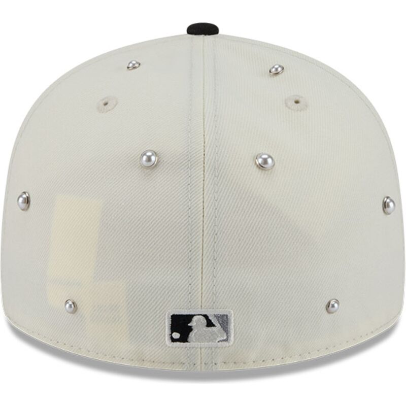 gorra-curva-beige-y-negra-ajustada-59fifty-beads-na-lifestyle-f1-de-chicago-white-sox-mlb-de-new-era
