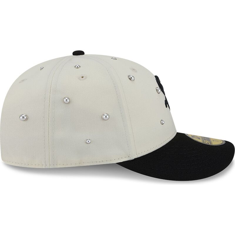 gorra-curva-beige-y-negra-ajustada-59fifty-beads-na-lifestyle-f1-de-chicago-white-sox-mlb-de-new-era