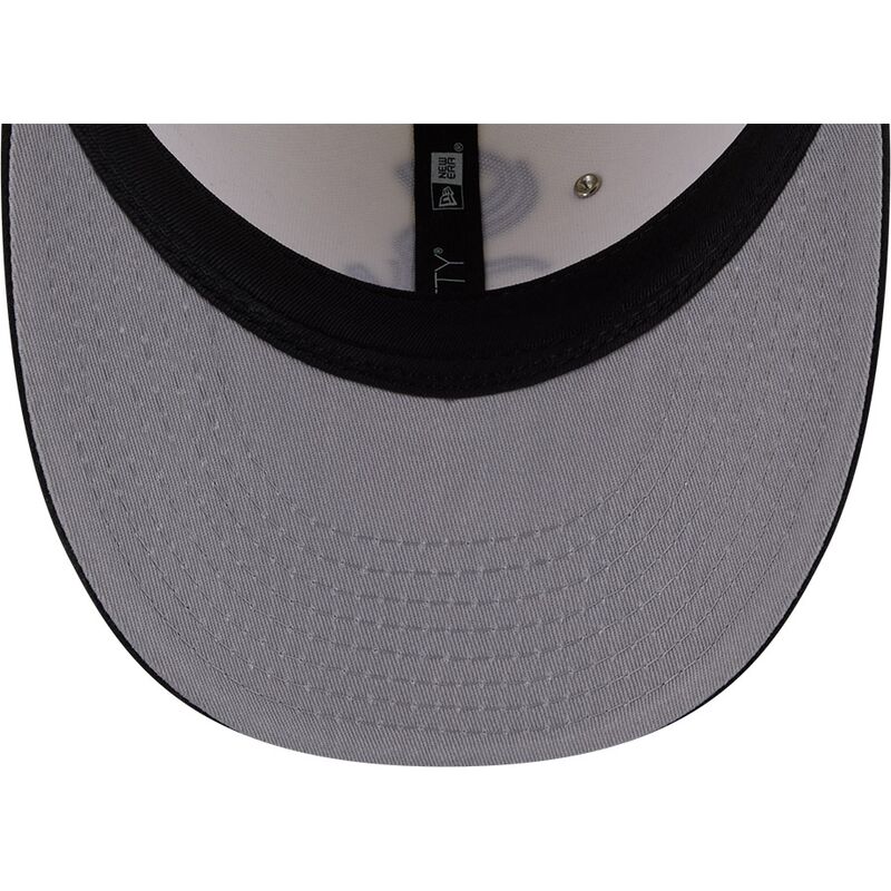 gorra-curva-beige-y-negra-ajustada-59fifty-beads-na-lifestyle-f1-de-chicago-white-sox-mlb-de-new-era
