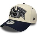 gorra-curva-beige-y-azul-marino-snapback-e-frame-wordmark-suede-de-new-york-yankees-mlb-de-new-era