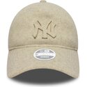 gorra-curva-beige-ajustable-con-logo-beige-9twenty-a-frame-melton-luxe-de-new-york-yankees-mlb-de-new-era