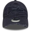 gorra-curva-azul-marino-ajustable-con-logo-azul-marino-9twenty-distress-wordmark-de-new-york-yankees-mlb-de-new-era