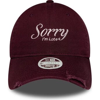 Gorra curva granate ajustable para mujer 9TWENTY Slogan Sorry I'm Late de New Era