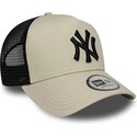 gorra-trucker-beige-y-negra-con-logo-negro-a-frame-league-essential-de-new-york-yankees-mlb-de-new-era