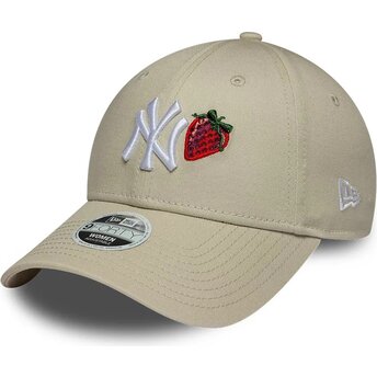 Gorra curva beige ajustable para mujer 9FORTY Fruit Icon Strawberry de New York Yankees MLB de New Era