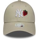 gorra-curva-beige-ajustable-para-mujer-9forty-fruit-icon-strawberry-de-new-york-yankees-mlb-de-new-era