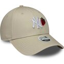 gorra-curva-beige-ajustable-para-mujer-9forty-fruit-icon-strawberry-de-new-york-yankees-mlb-de-new-era