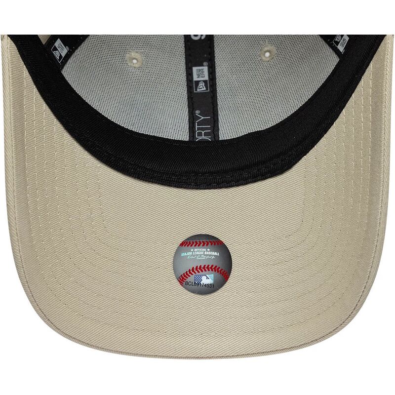 gorra-curva-beige-ajustable-para-mujer-9forty-fruit-icon-strawberry-de-new-york-yankees-mlb-de-new-era
