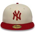 gorra-plana-beige-y-roja-ajustada-con-logo-rojo-59fifty-league-essential-de-new-york-yankees-mlb-de-new-era