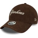 gorra-curva-marron-ajustable-para-mujer-9twenty-cord-script-de-new-york-yankees-mlb-de-new-era