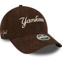 gorra-curva-marron-ajustable-para-mujer-9twenty-cord-script-de-new-york-yankees-mlb-de-new-era