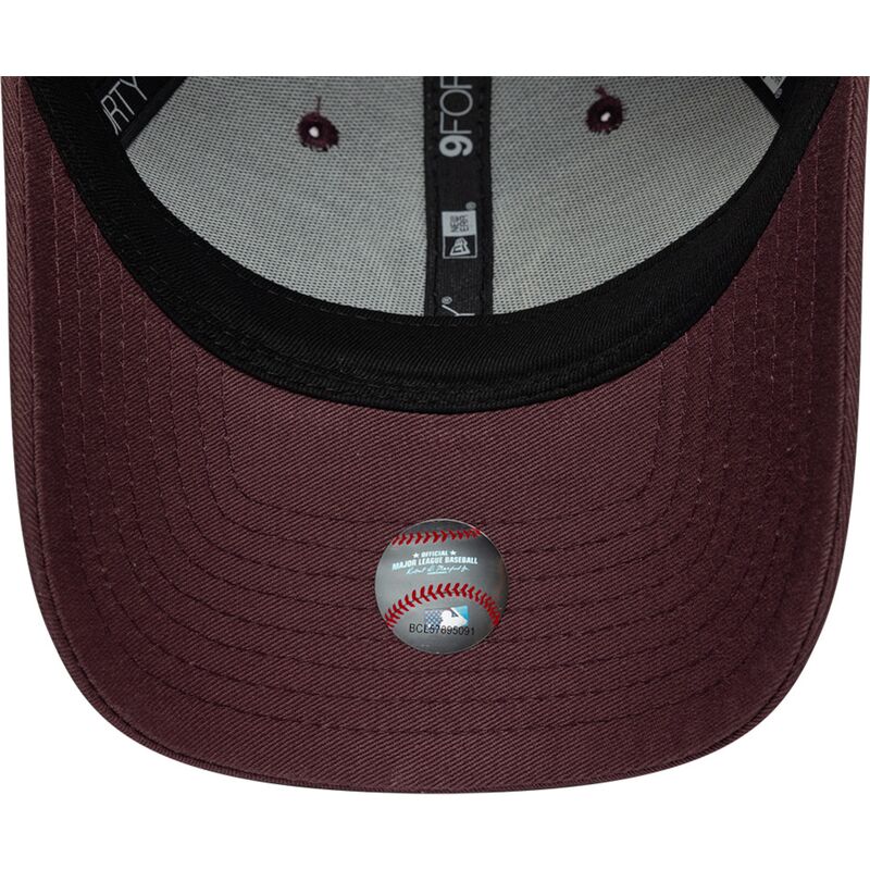 gorra-curva-granate-ajustable-para-mujer-con-logo-granate-9forty-league-essential-de-new-york-yankees-mlb-de-new-era