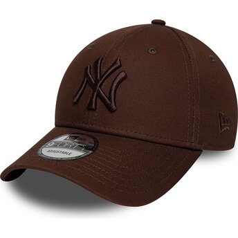 Gorra curva marrón oscuro ajustable con logo marrón 9FORTY League Essential de New York Yankees MLB de New Era