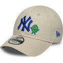 gorra-curva-beige-ajustable-con-logo-azul-9forty-monster-icon-de-new-york-yankees-mlb-de-new-era