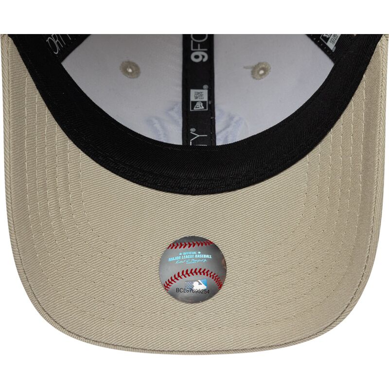 gorra-curva-beige-ajustable-con-logo-azul-9forty-monster-icon-de-new-york-yankees-mlb-de-new-era