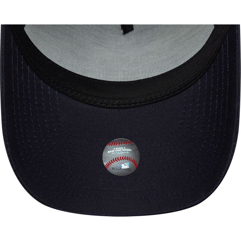 gorra-curva-azul-marino-snapback-con-logo-rojo-e-frame-team-outline-de-new-york-yankees-mlb-de-new-era