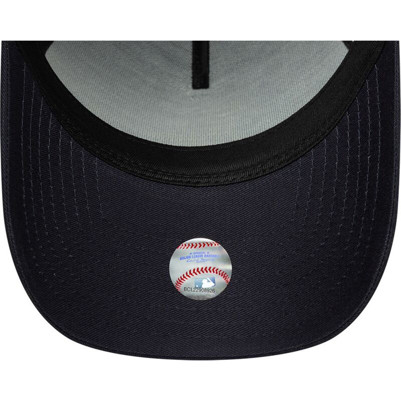gorra-curva-azul-marino-snapback-con-logo-dorado-e-frame-metallic-outline-de-los-angeles-dodgers-mlb-de-new-era